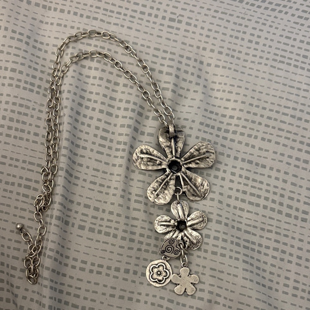 Chic Silver Floral Necklace